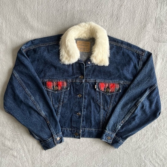 Levi's Jackets & Blazers - VINTAGE Levi's fur collar trucker Denim Jacket Women’s Size M Made In USA